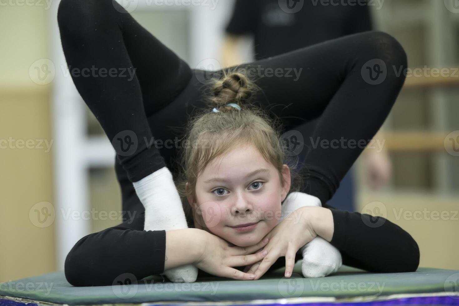 Gymnastik- trainieren. Mädchen mit ein flexibel Körper foto