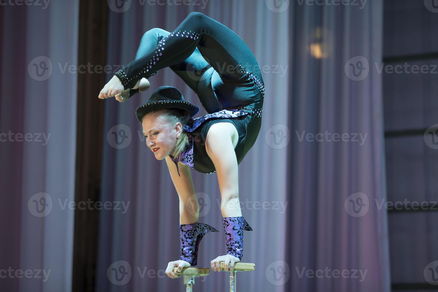 Weißrussland, Gomel, Juli 4, 2018. indikativ Ausbildung Zirkus Schulakrobatik Performance von das Schauspielerin.Mädchen mit ein flexibel körper.balancierend Handlung foto