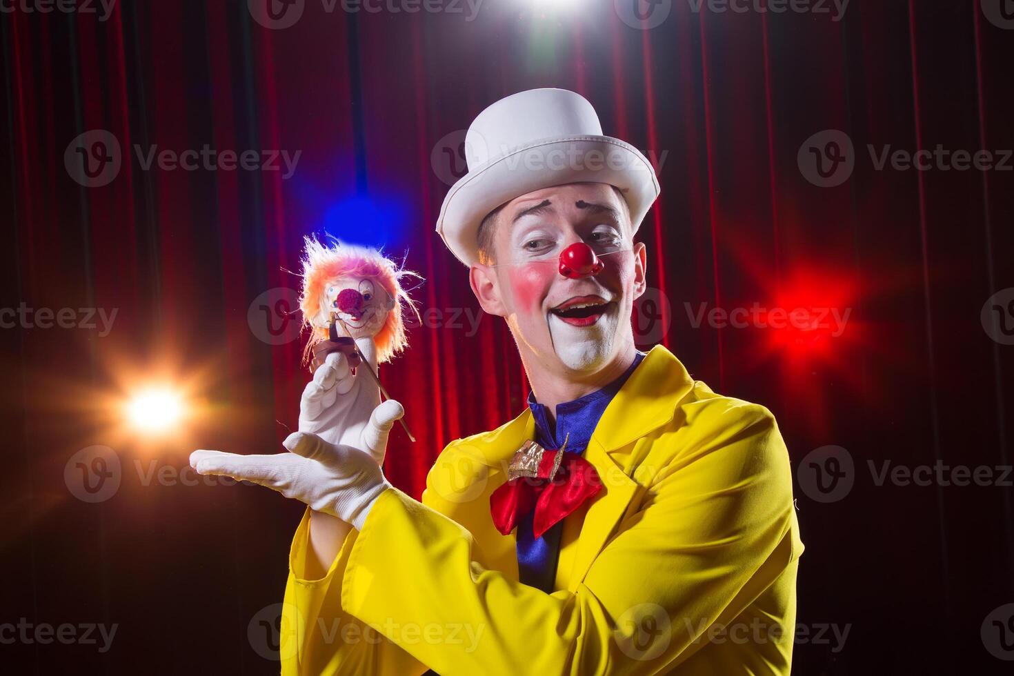 Zirkus Clown führt aus Nummer. ein Mann im ein Clown Outfit mit ein Spielzeug foto