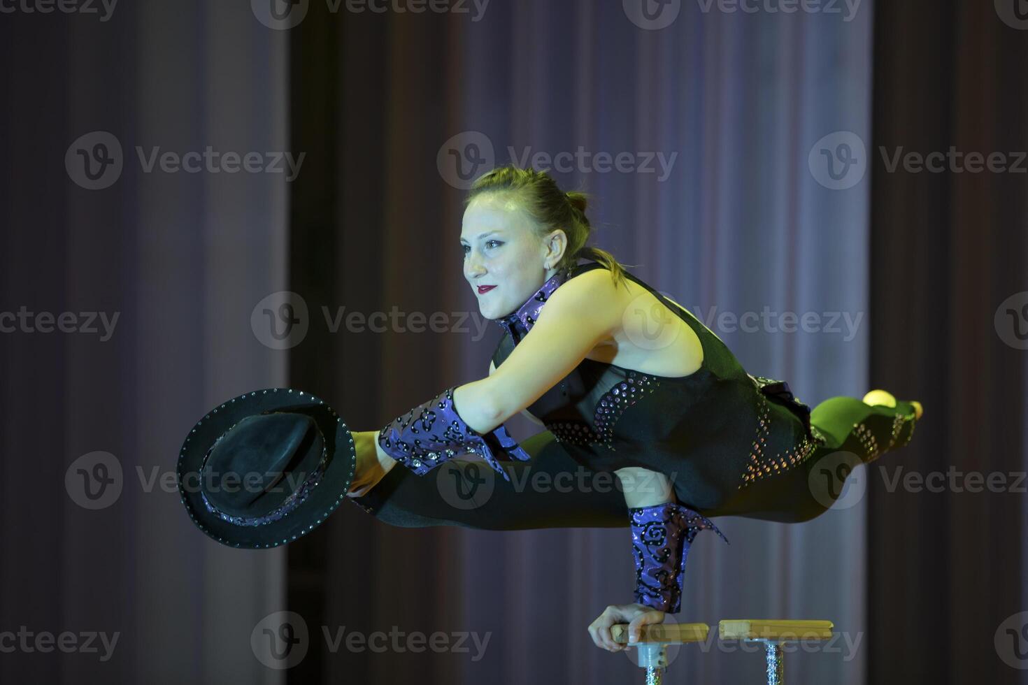 Weißrussland, Gomel, Juli 4, 2018. indikativ Ausbildung Zirkus Schulakrobatik Performance von das Schauspielerin.Mädchen mit ein flexibel körper.balancierend act.twine Zahl auf Bühne foto