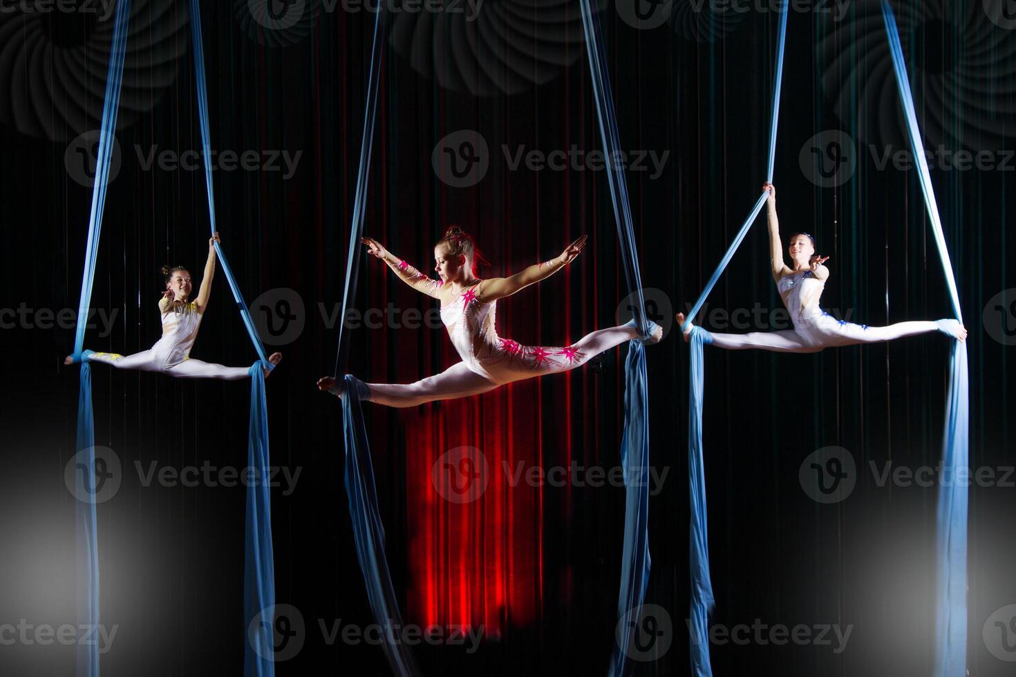 Zirkus Darstellerin Akrobaten Performance auf Leinwände. Mannschaft Mädchen ausführen akrobatisch Elemente im das Luft. foto