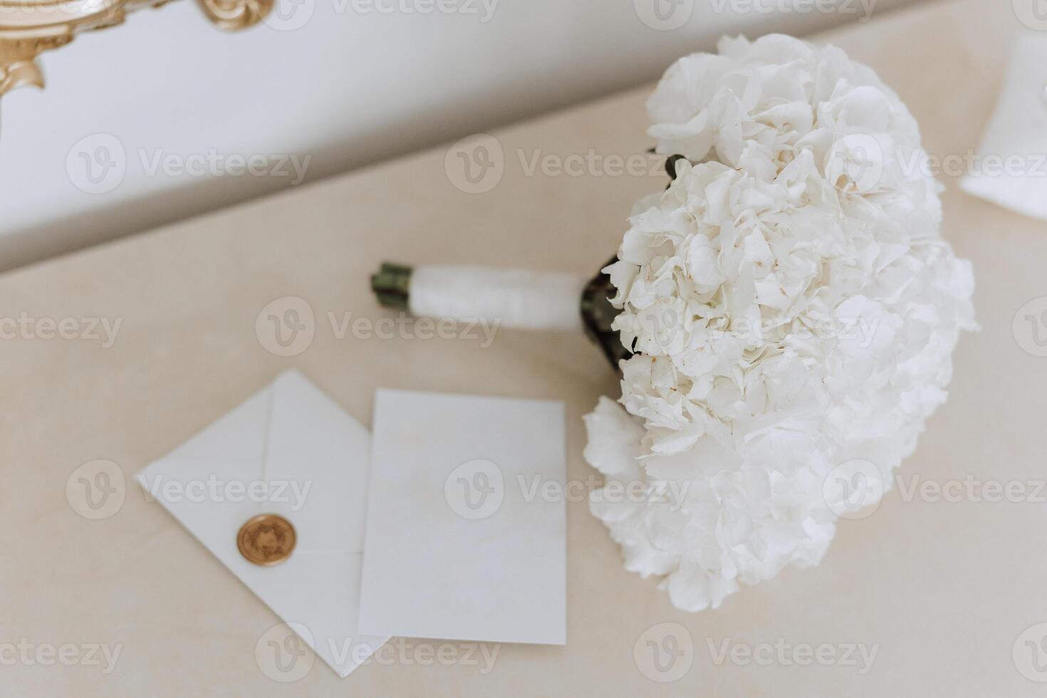 Hochzeit Strauß. Weiß Schnitt Rosen, Grün Samen Köpfe und Blätter. Grün Stängel und Weiß Band und Gold Hochzeit Ringe. foto