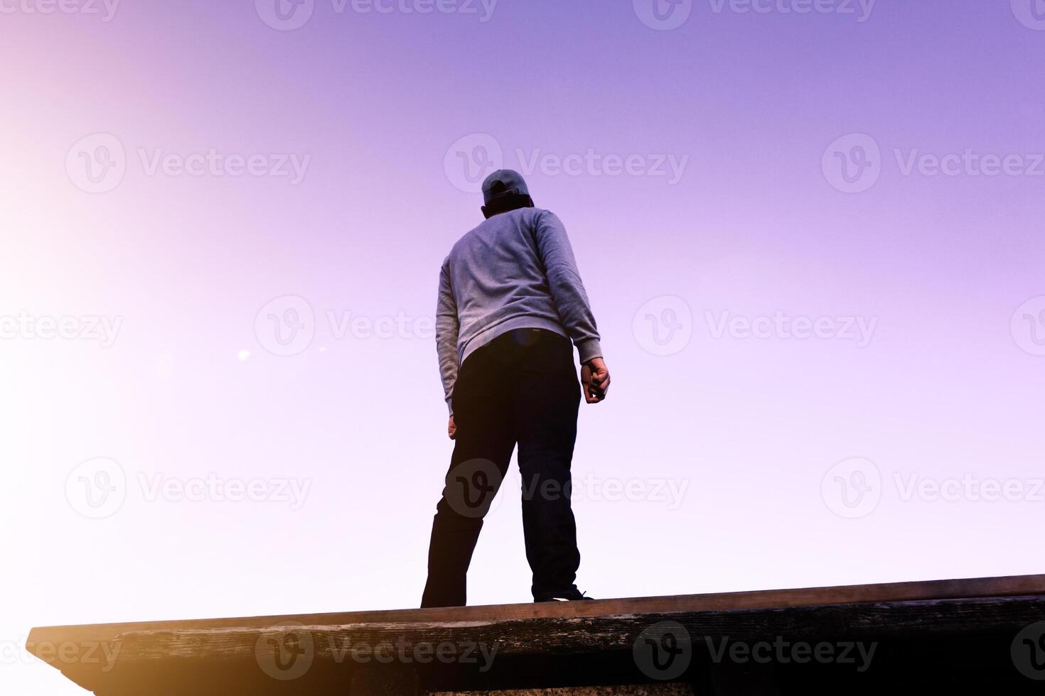 Mann Silhouette Porträt Trekking im das Berg im Sommer foto