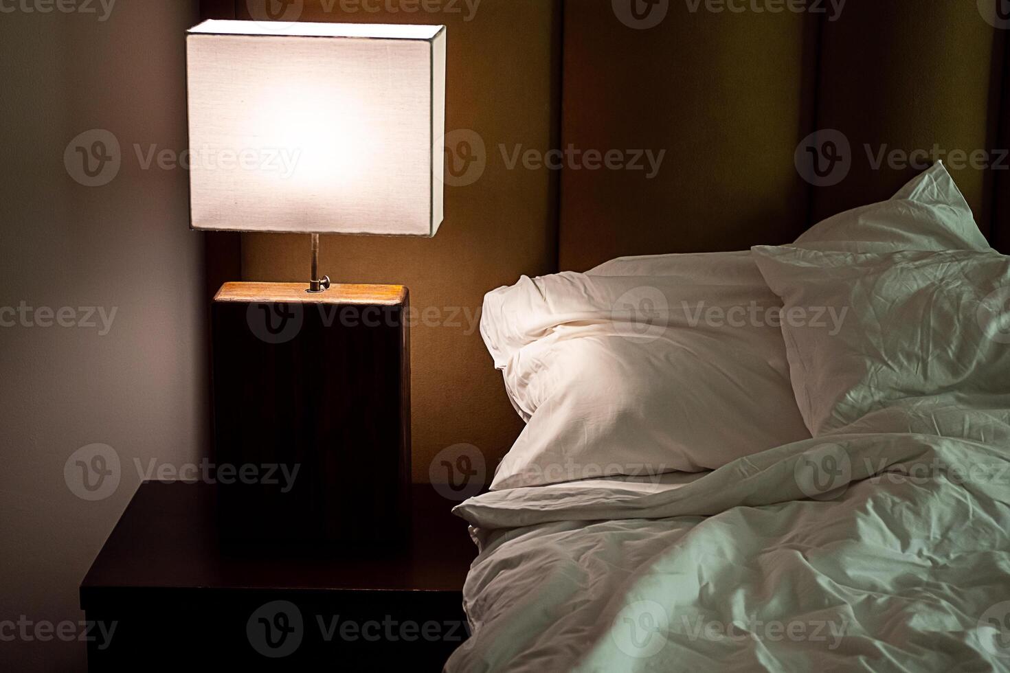 Bett Lampe wendet sich auf im Schlafzimmer beim Dämmerung. foto