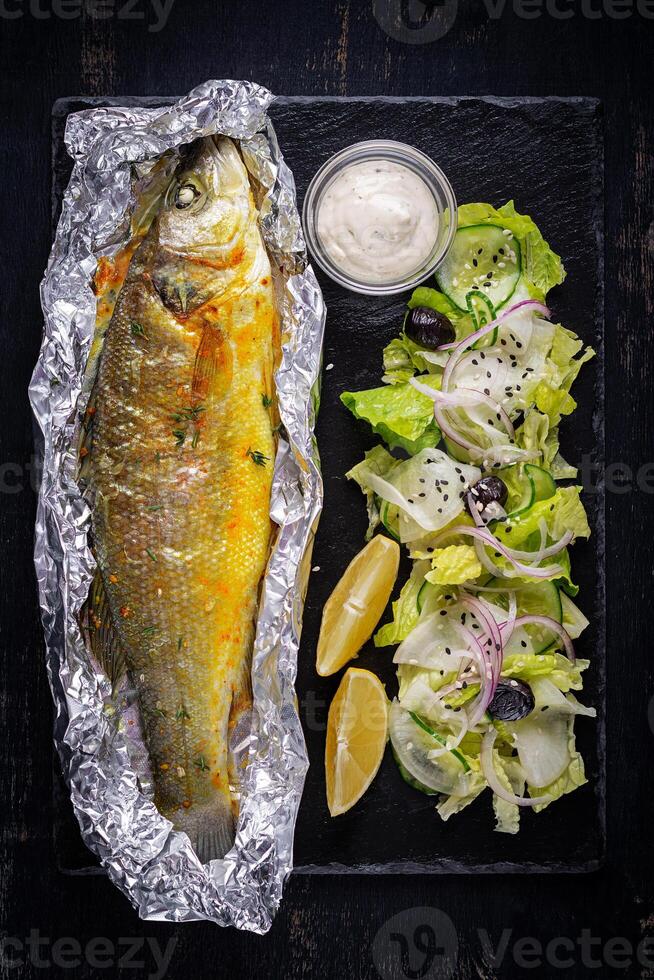 gebacken Meer Bass und Grün Salat. gesund Essen. Keto, ketogen Diät. oben Aussicht foto