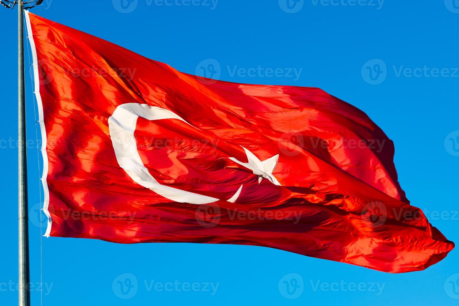 winken Türkisch Flagge und Fahnenstange isoliert auf Blau Himmel Hintergrund. National Ferien von turkiye Konzept Foto. foto