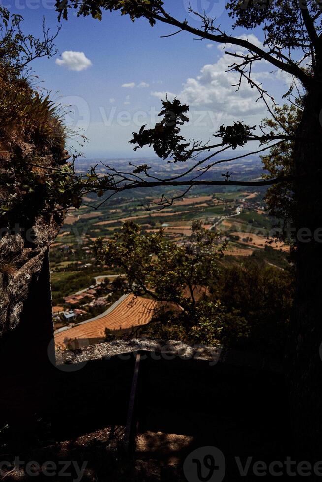 spektakulär Aussicht von das Täler und Felder von san Marino von über foto