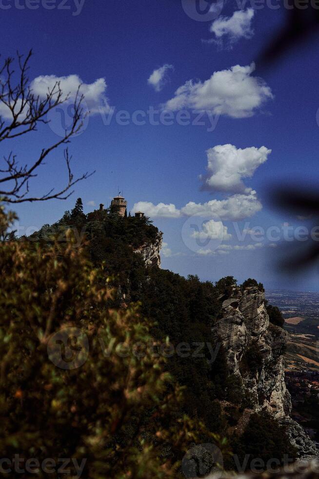 spektakulär Aussicht von das Festung im san Marino auf ein Sommer- Tag foto