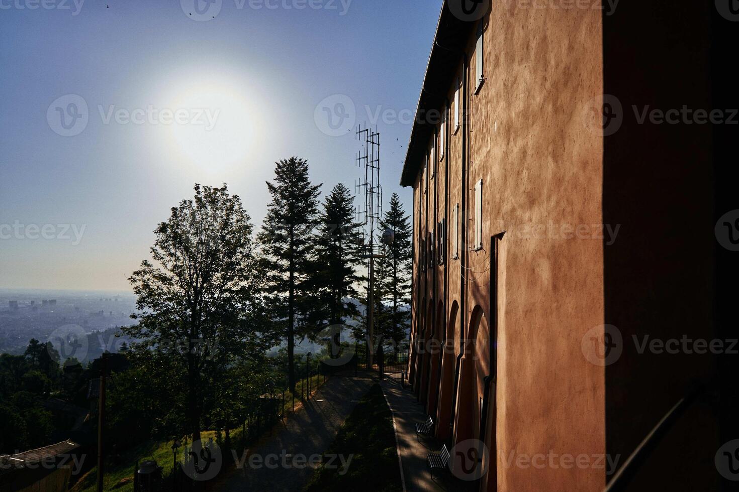 Terrakotta Mauer von ein Kirche auf ein Hügel im Italien mit ein Aussicht von Bologna unten foto