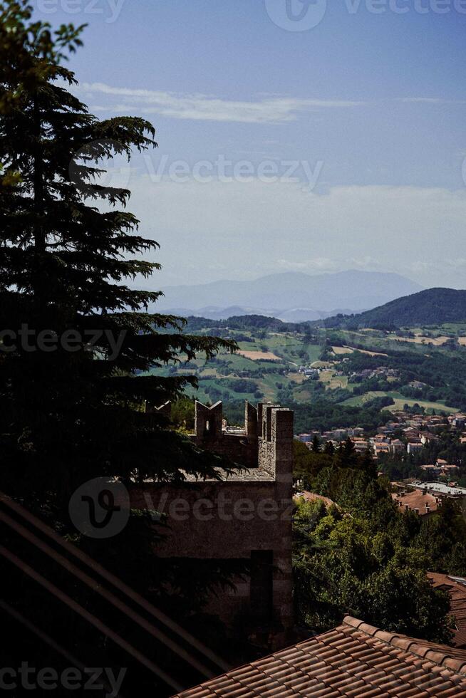 ein spektakulär Aussicht von das Täler und Felder von san Marino von über foto