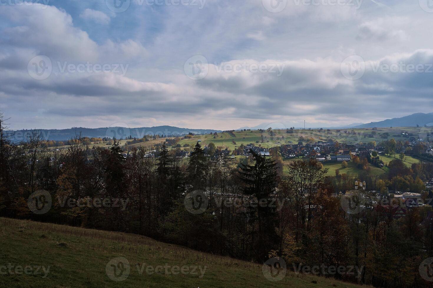 Aussicht von das Berg Stadt, Dorf Zakopane von über mit drohend Gewitterwolken foto