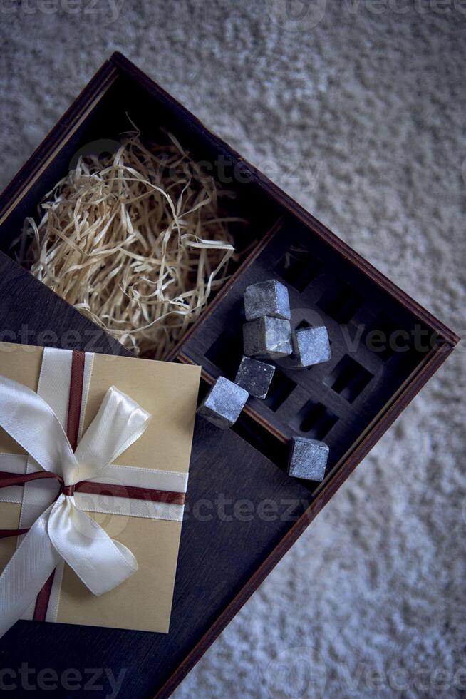 Geschenk Zertifikat auf ein hölzern Whiskey Box foto