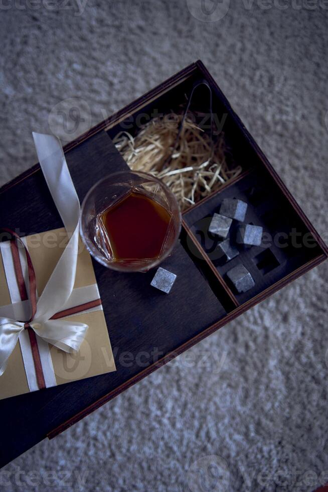 Geschenk Zertifikat auf ein hölzern Whiskey Box foto