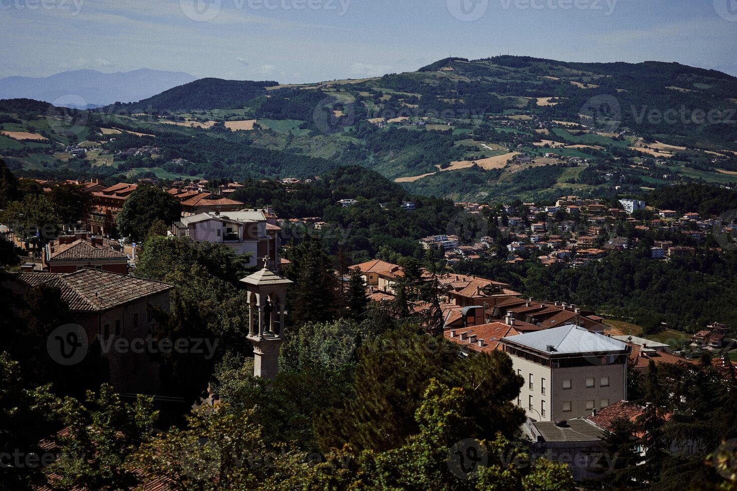 atemberaubend Ansichten von san Marino von über im das hart Licht von das Sommer- Sonne foto