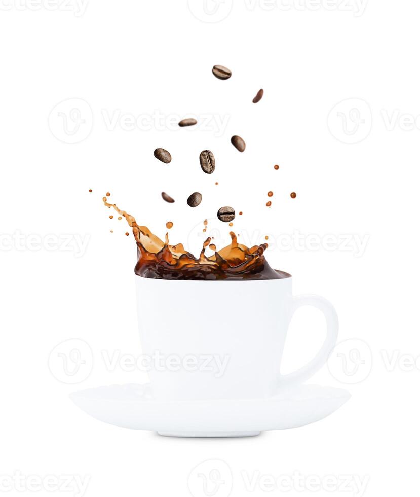 Weiß Kaffee Tasse mit Bohnen, Levitation, isoliert foto
