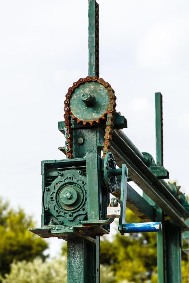 das alt Mechanismus zum Abschaltung von Wasser im das Kanal, das Kette foto