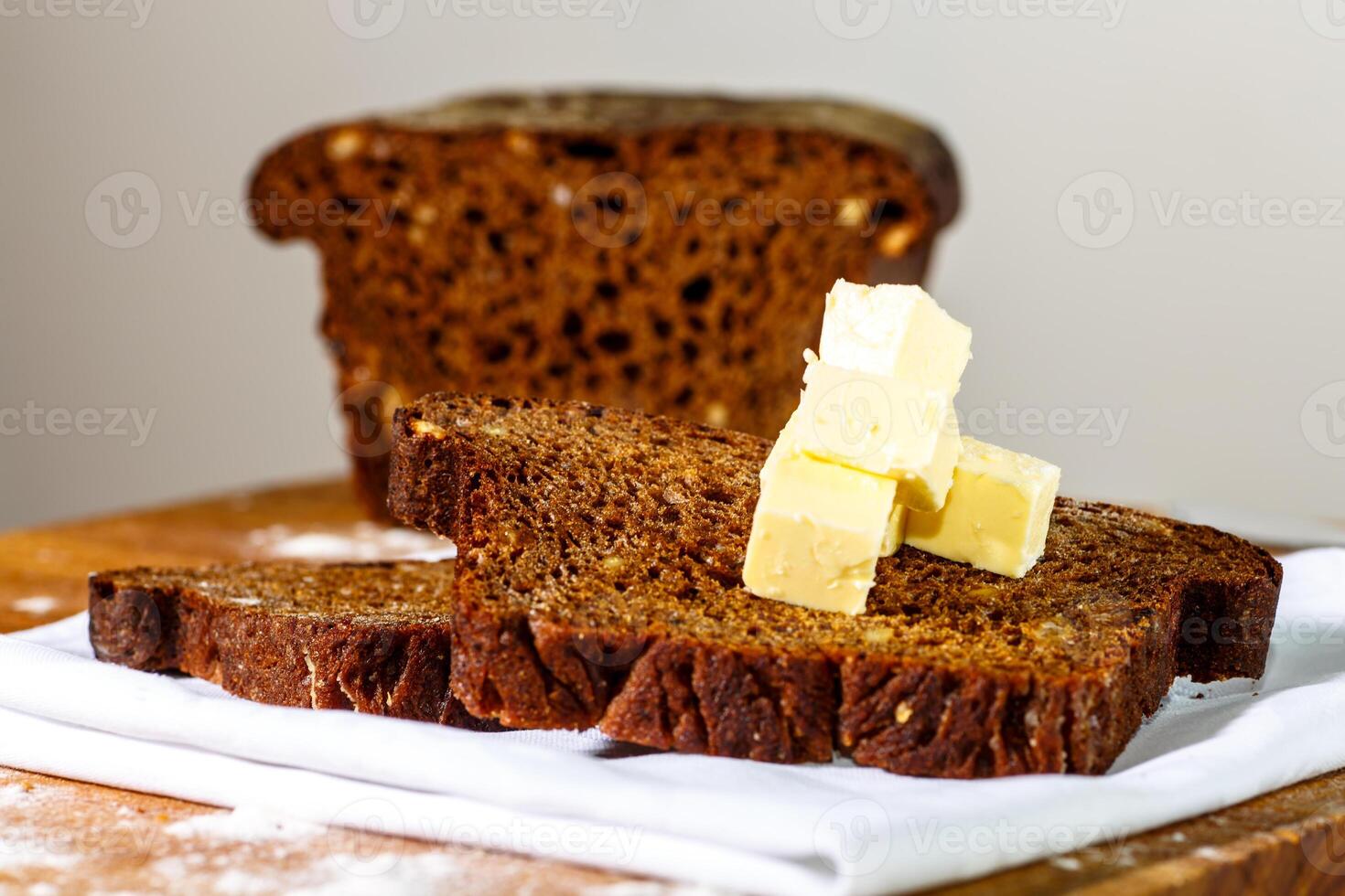 und geschnitten Brot im einer Stück ein bisschen von Butter Lügen auf umwerben foto