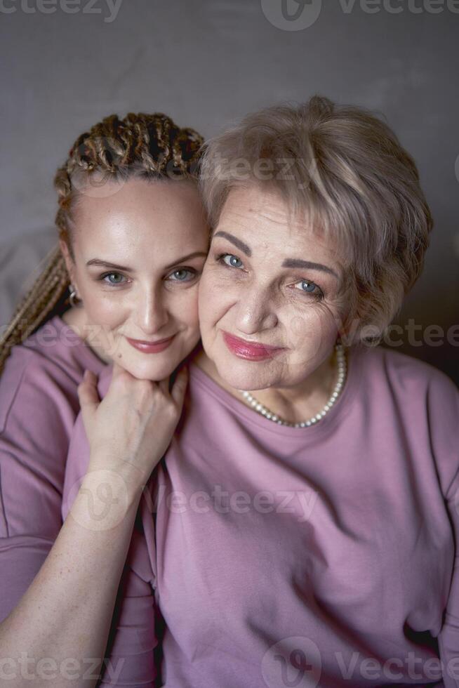 Porträt von alt Mutter und mittleren Alters Tochter beim Zuhause foto