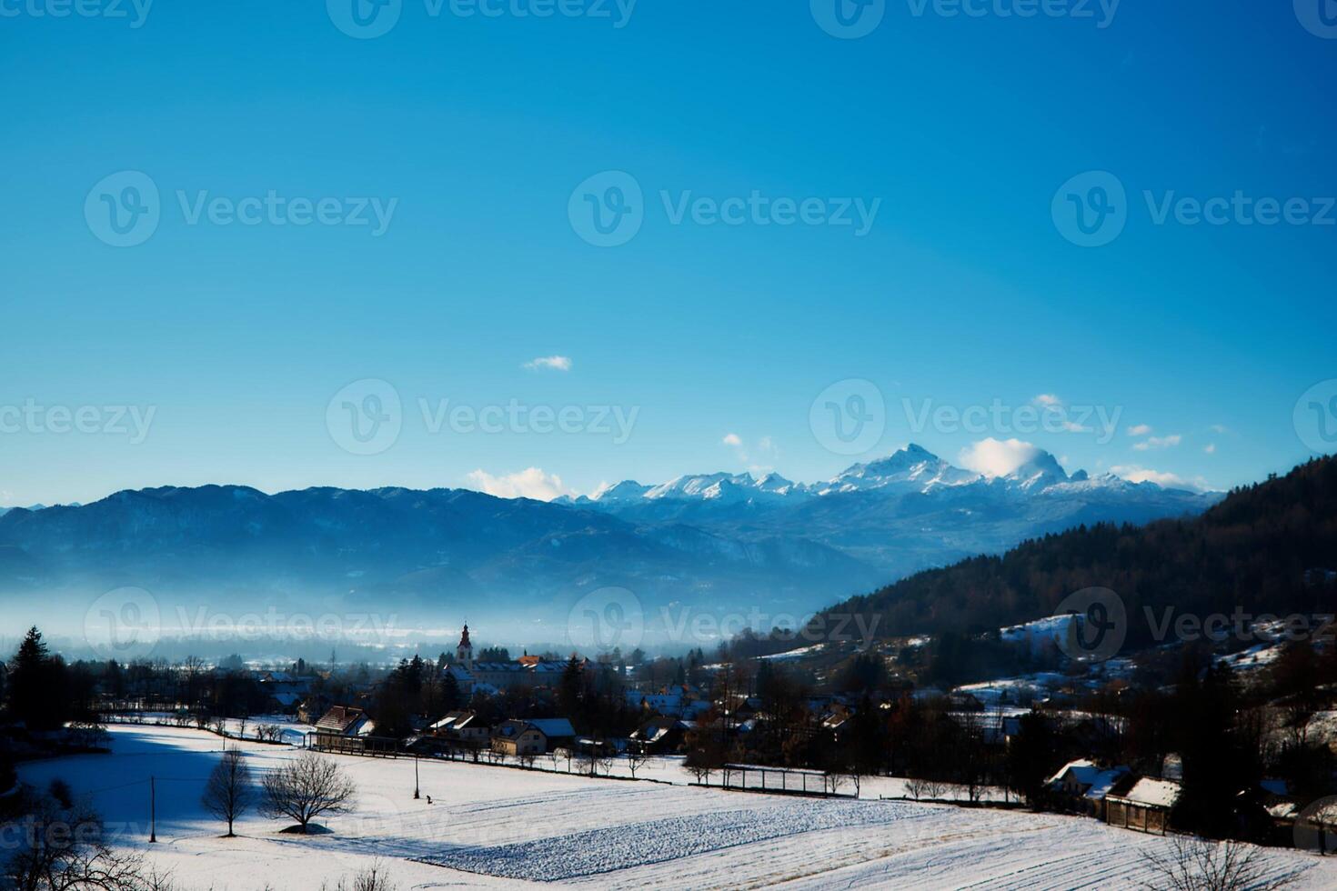 Aussicht auf Dorf begonnenje n / a gorenjskem foto