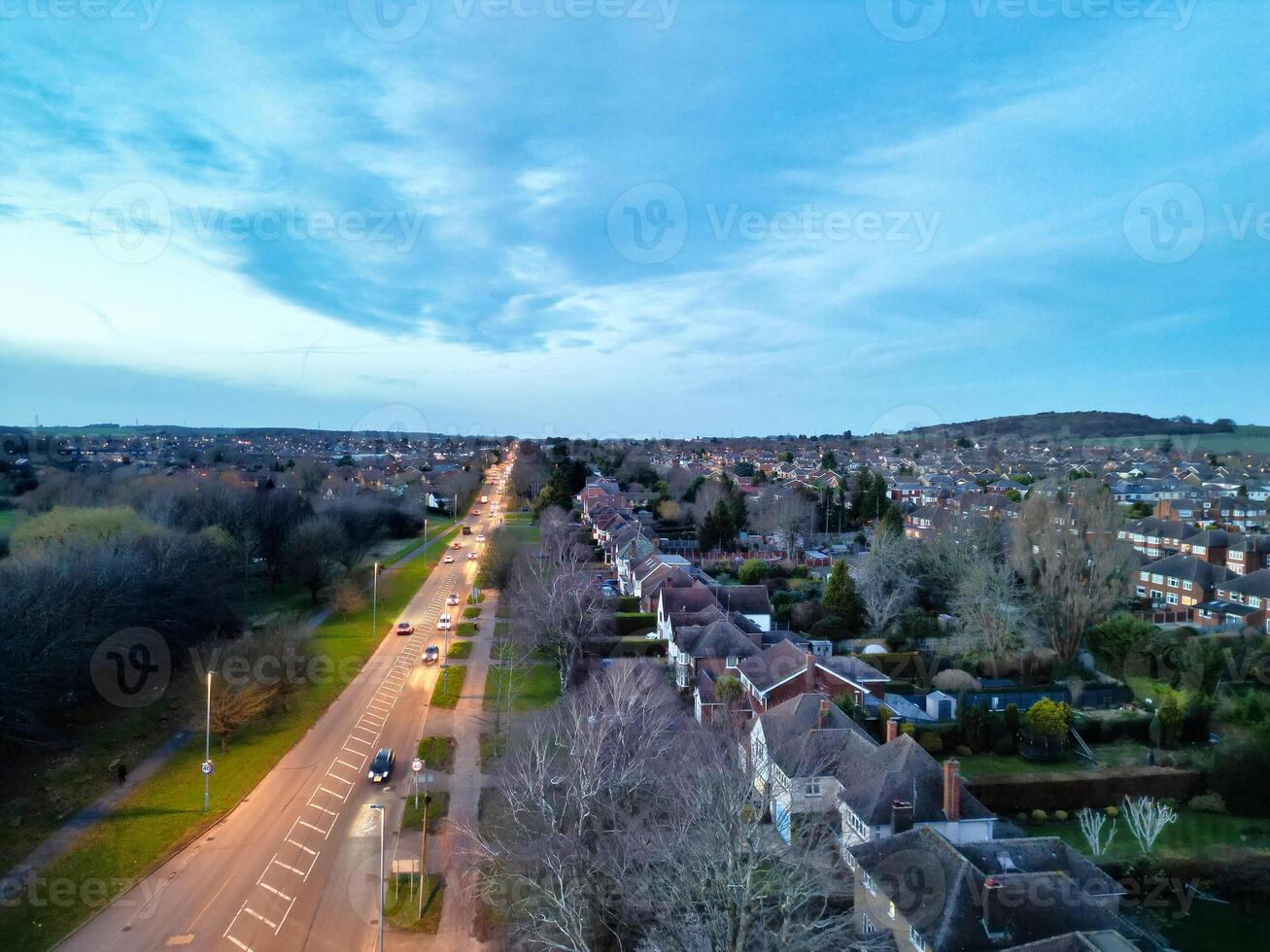 hoch Winkel Aussicht von Scheunenfeld Hochschule Straße beim Osten Luton Stadt von England während Sonnenuntergang. Luton, England Vereinigtes Königreich. feb 19., 2024 foto