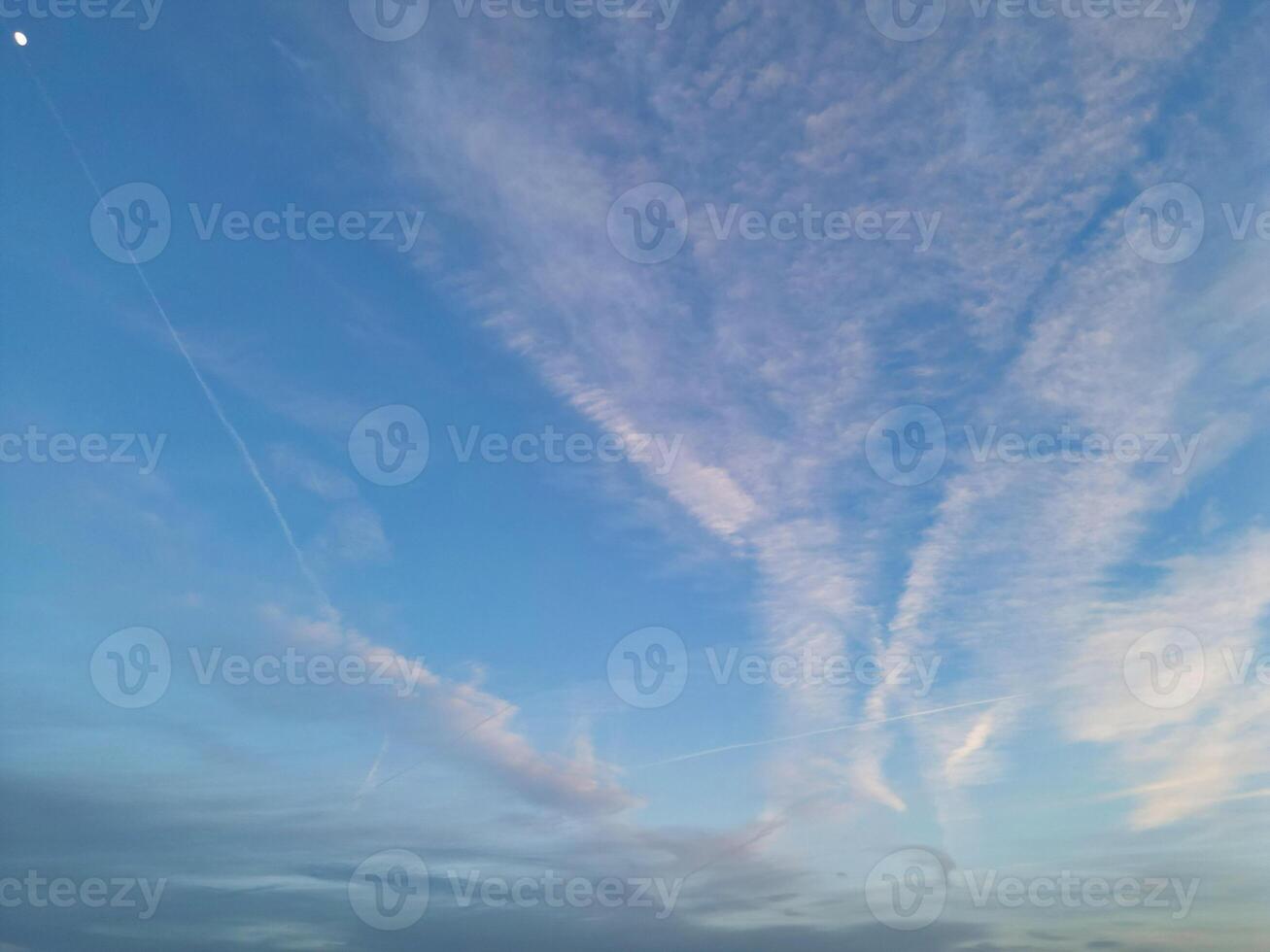 die meisten schön Farben von Himmel und Wolken während Sonnenuntergang Über England Vereinigtes Königreich foto