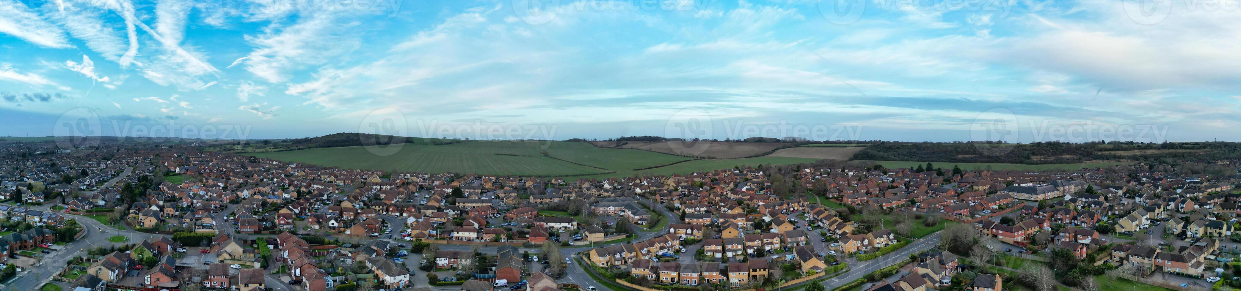 hoch Winkel Panorama- Aussicht von Osten Luton Stadt von England während Sonnenuntergang. Luton, England Vereinigtes Königreich. feb 19., 2024 foto