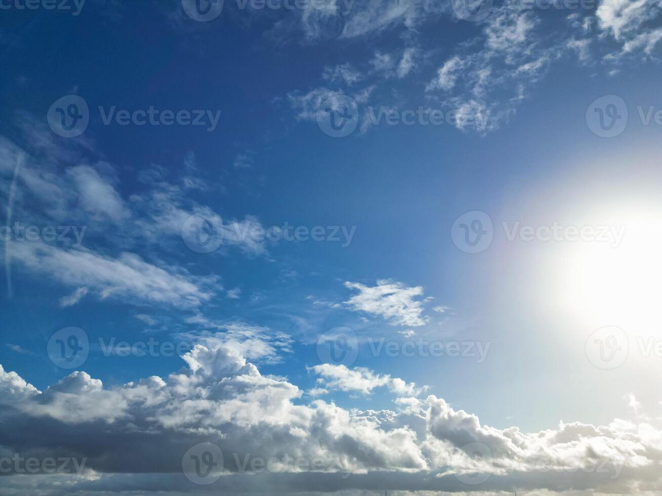 hoch Winkel Aussicht von Winter Himmel und Wolken Über Stadt von England Vereinigtes Königreich foto