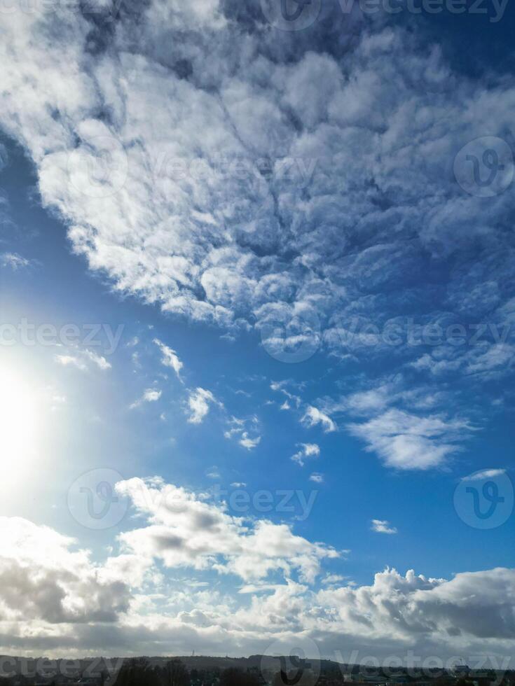 hoch Winkel Aussicht von Winter Himmel und Wolken Über Stadt von England Vereinigtes Königreich foto