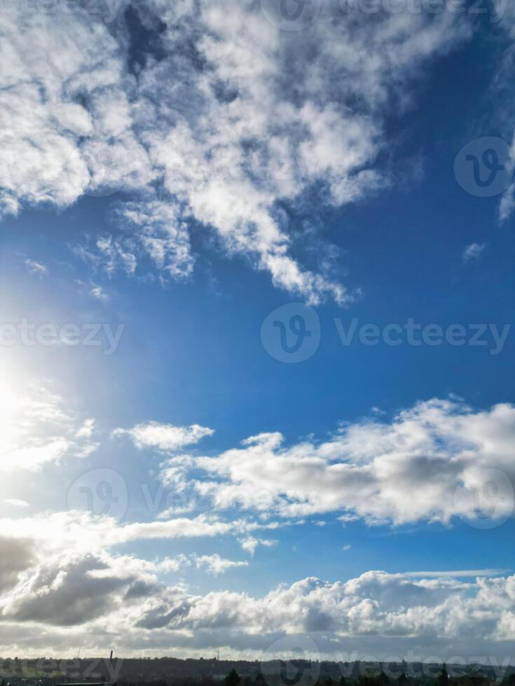 hoch Winkel Aussicht von Winter Himmel und Wolken Über Stadt von England Vereinigtes Königreich foto