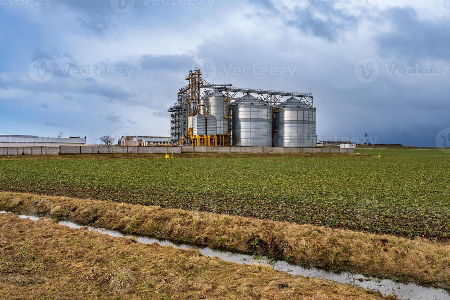 agro-industriell Komplex mit Silos und ein Samen Reinigung und Trocknen Linie zum Korn Lager im Schnee von Winter Feld foto