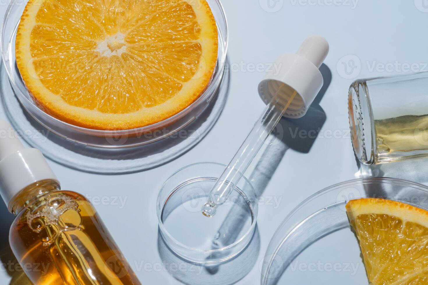 natürlich Medizin, kosmetisch Forschung, bio Wissenschaft, organisch Haut Pflege Produkte. Petri Gericht mit Orangen auf Blau Hintergrund. tconcept Hautpflege. Dermatologie. foto