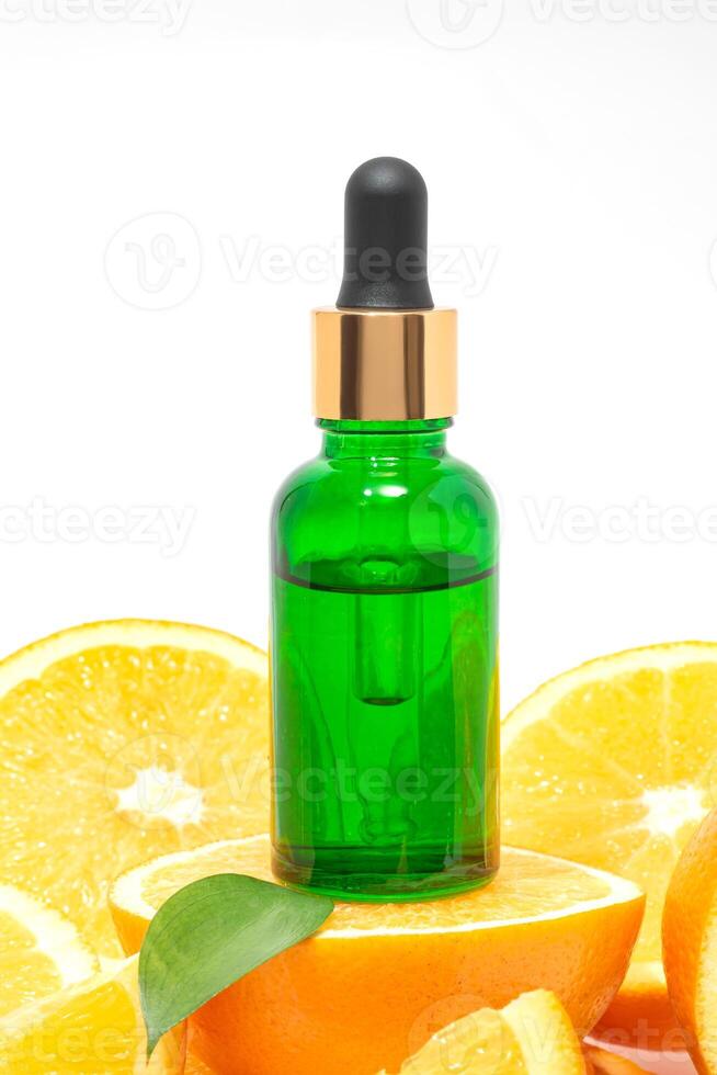 Vitamin c Serum Flasche mit Schnitt Orangen auf Weiß Hintergrund. Produkt Kosmetika Anzeige Poster Attrappe, Lehrmodell, Simulation. foto