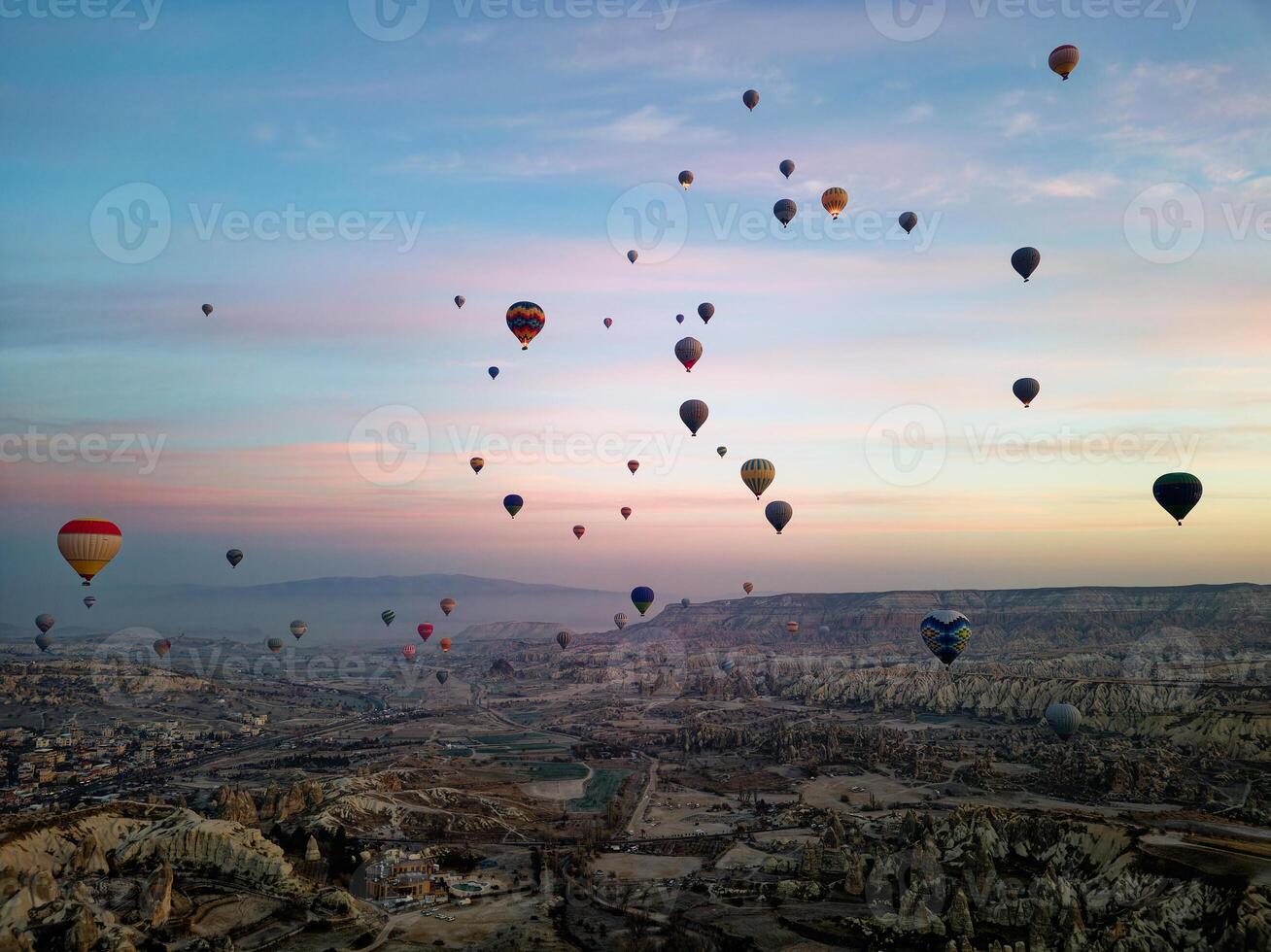 heiß Luft Ballon Flug im Goreme im Truthahn während Sonnenaufgang. Reiten im ein heiß Luft Ballon, das die meisten Beliebt Aktivität im Kappadokien. romantisch und berühmt Reise Ziel. foto