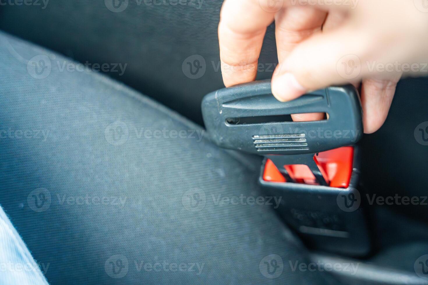 künstlich Sitz Gürtel Steckerverletzung von der Verkehr Regeln. unverantwortlich Fahren und Verhalten Konzept foto