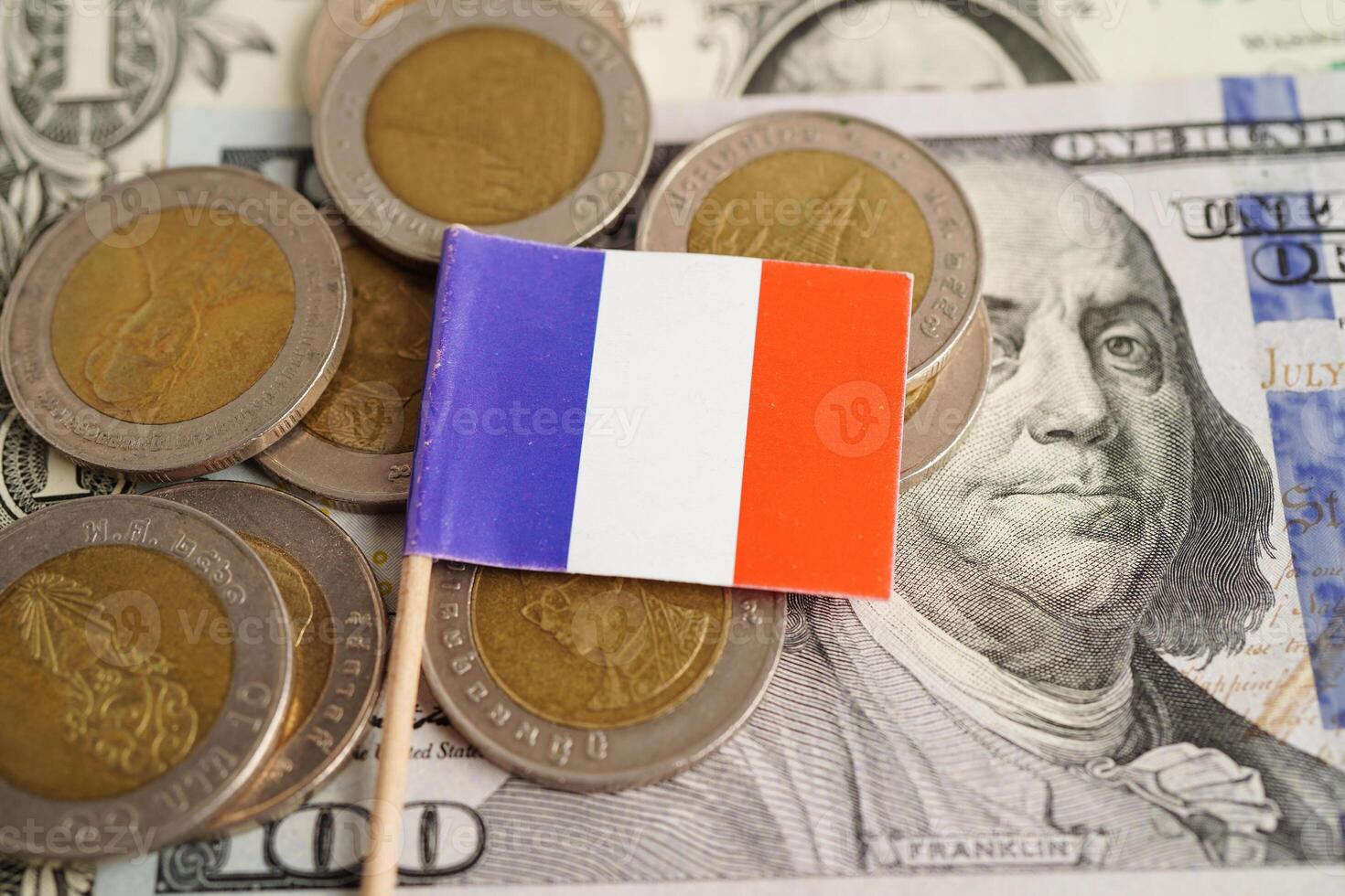 Frankreich Flagge auf Münze und Banknote Geld, Finanzen Handel Investition Geschäft Währung Konzept. foto