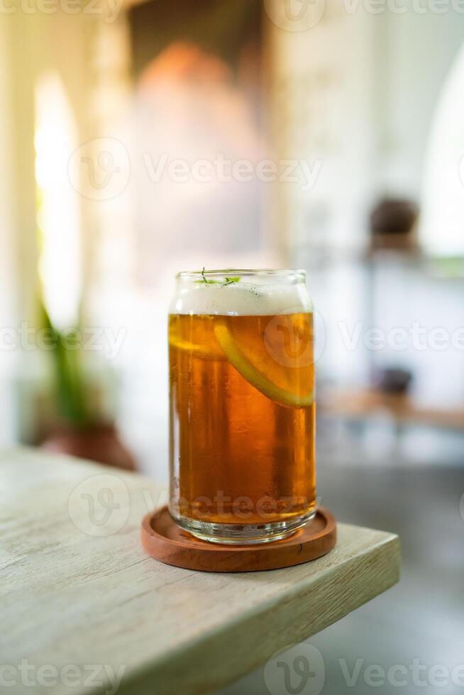 frisch kalt Zitrone Tee auf ein Tabelle im ein elegant Cafe foto