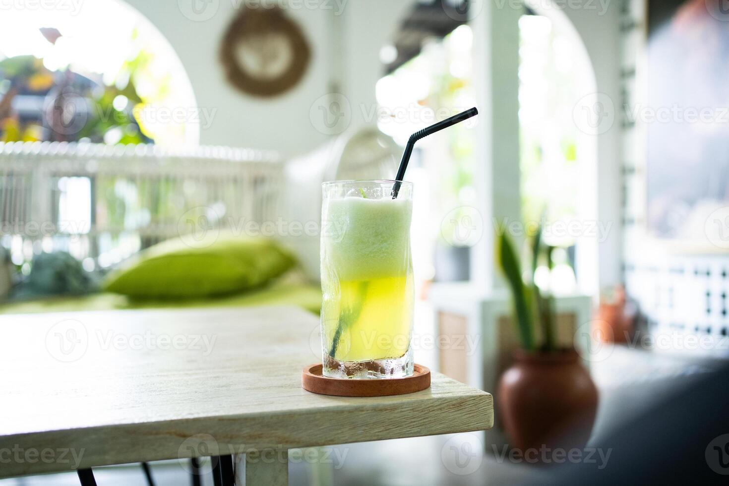 frisch kalt Melone Saft auf ein Tabelle im ein elegant Cafe. foto