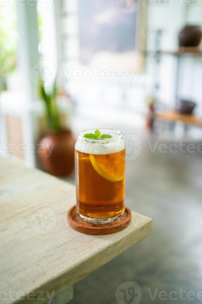 frisch kalt Zitrone Tee auf ein Tabelle im ein elegant Cafe foto