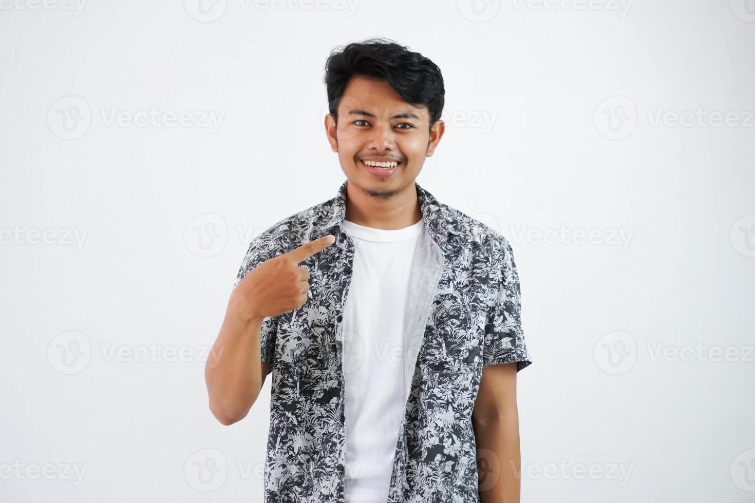 lächelnd jung asiatisch Mann heiter schwarz Hemd aufgeregt Punkt Finger beim selbst isoliert auf Weiß Hintergrund foto