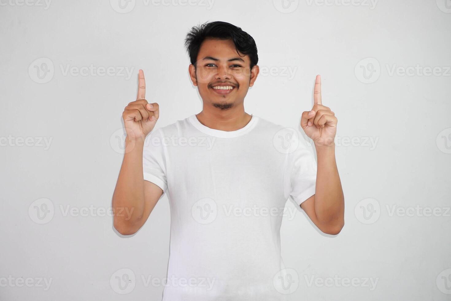 aufgeregt jung asiatisch Mann zeigen Finger oben haben ein gut Idee mit Kopieren Raum tragen Weiß t Hemd isoliert auf Weiß Hintergrund foto