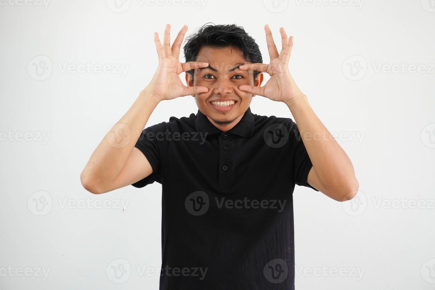 jung asiatisch Mann posieren behalten Augen geöffnet zu finden ein Erfolg Gelegenheit, tragen schwarz Polo t Hemd isoliert auf Weiß Hintergrund foto