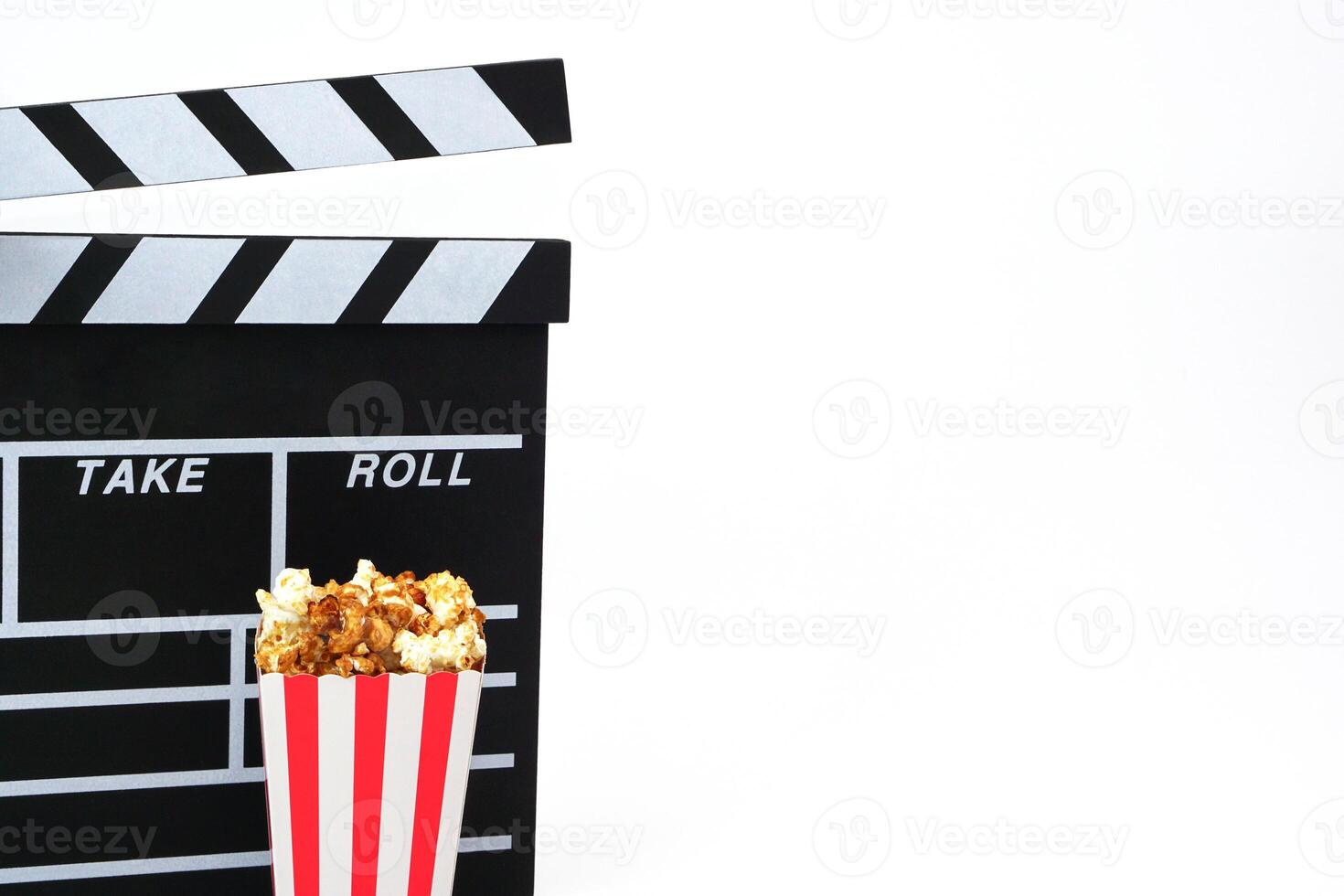 Klappe oder Film Schiefer schwarz Farbe mit Popcorn auf Weiß Hintergrund. Kino Industrie, Video Produktion und Film Konzept. foto