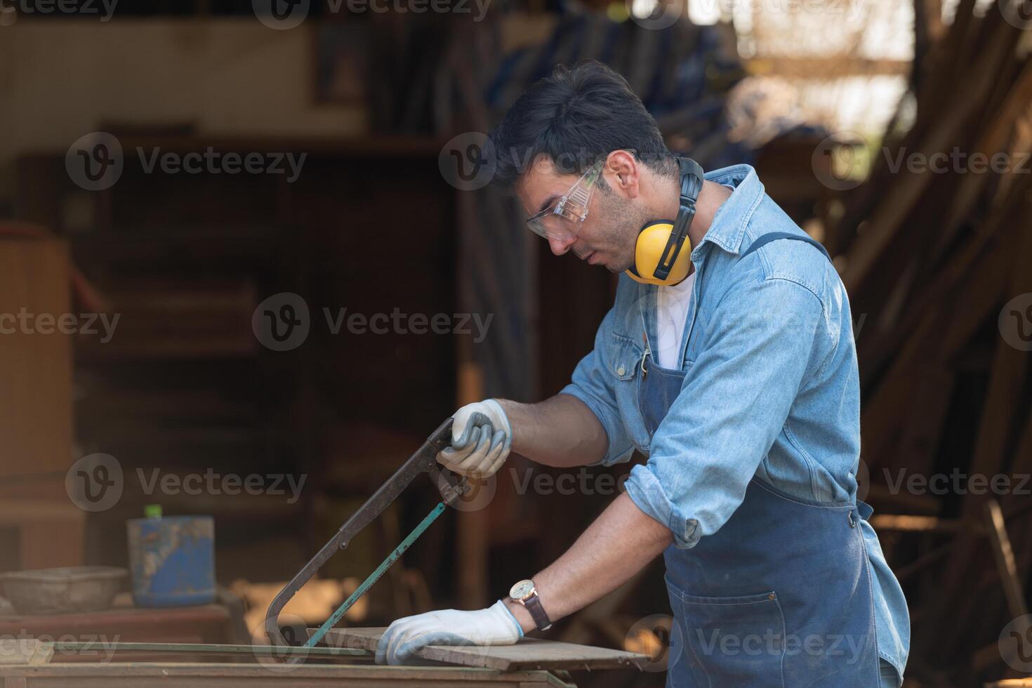 Porträt von ein Handwerker Arbeiten mit ein kreisförmig sah beim ein Holz Werkstatt foto