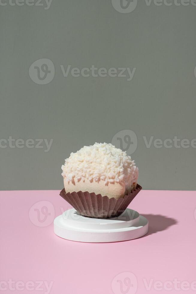 Kokosnuss Makrone auf ein Podium auf Pastell- rosa-grün Hintergrund foto