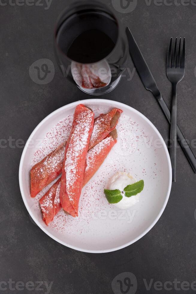 Teller mit Süss Rosa Pfannkuchen und Eis Sahne mit Kaffee Glas oben Aussicht auf dunkel Hintergrund foto