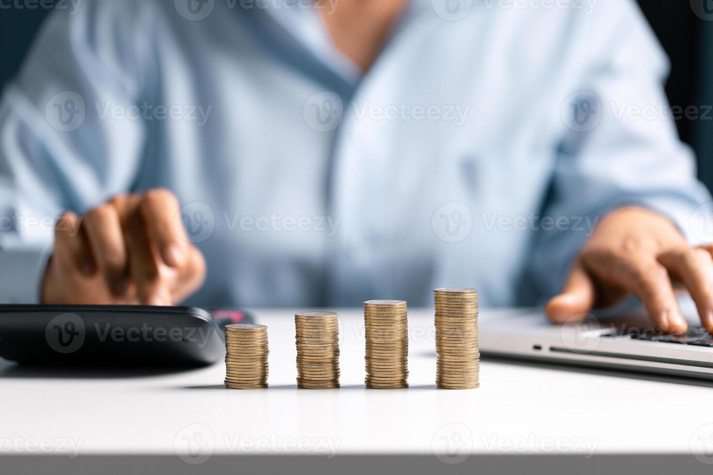 Frau mit Münze Stapel. finanziell wachsend Ersparnisse Konzept. Speichern Geld durch Hand Putten Münzen Geld Buchhaltung Planung. foto