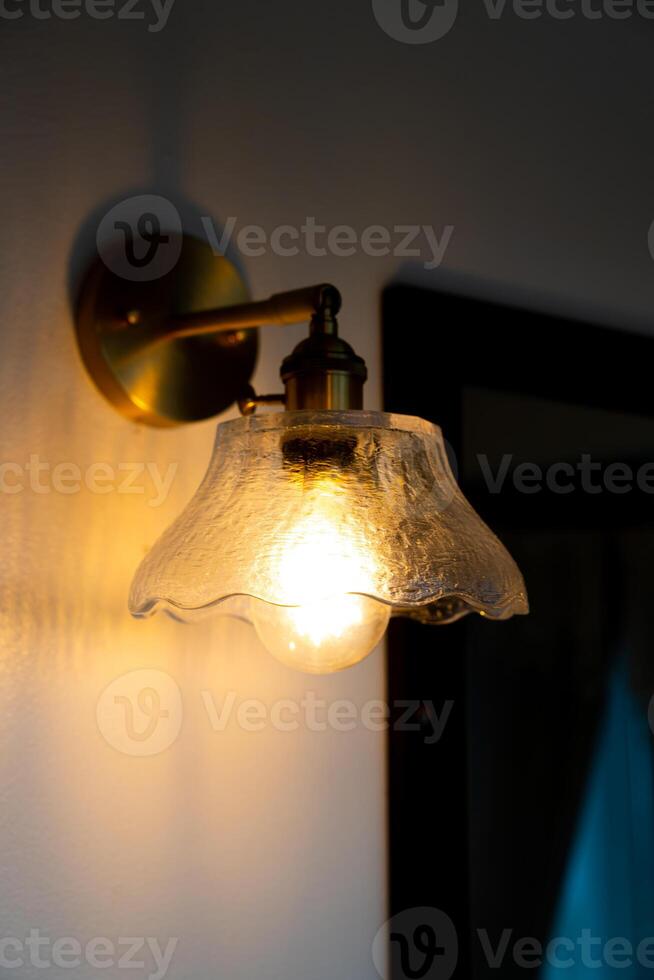 schöne hängende Glühbirnenlampe foto