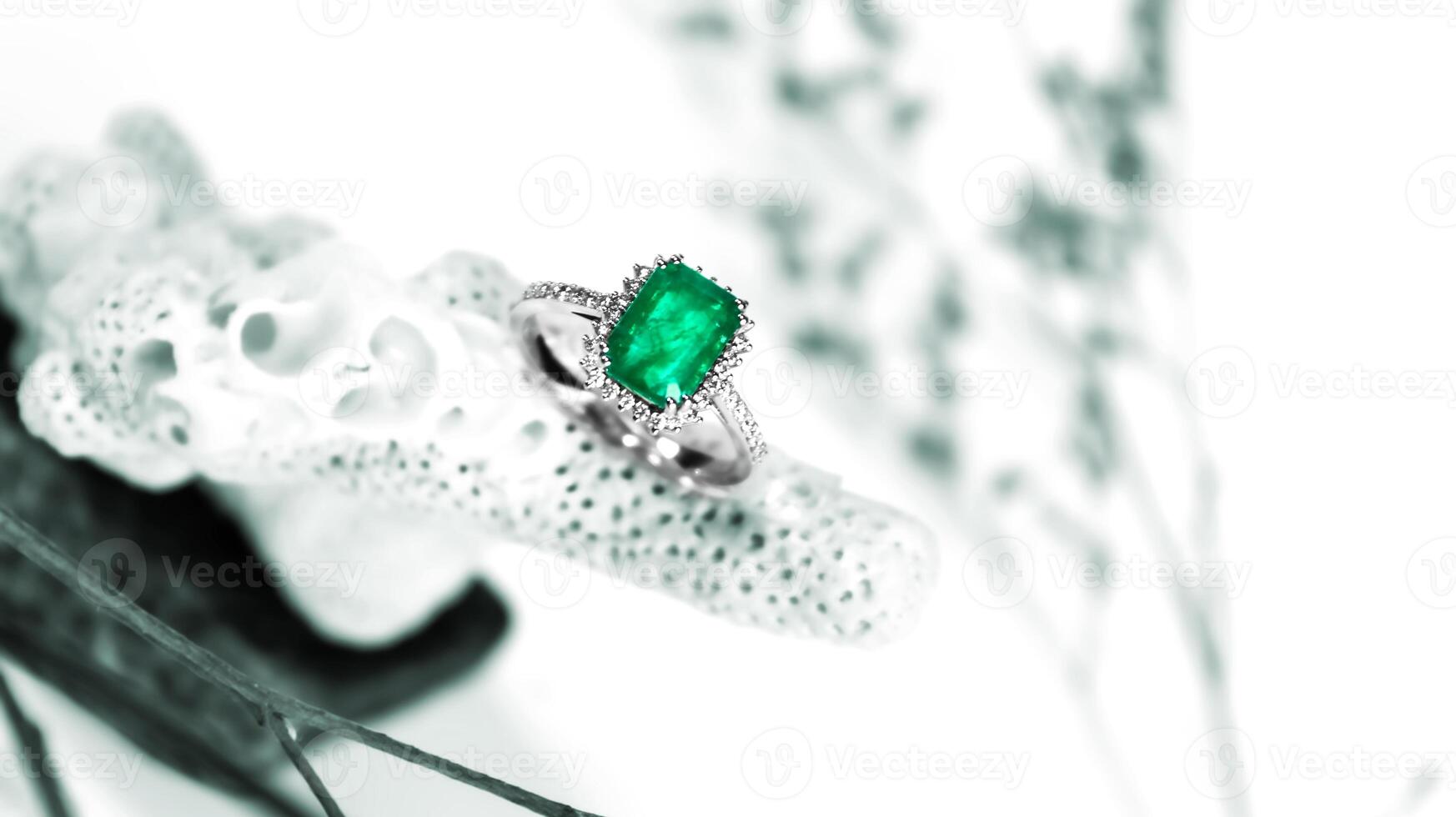 schön Ring gemacht von Gold mit kostbar Steine Smaragd und Diamanten auf ein schwarz Hintergrund Nahansicht. hoch Qualität Foto