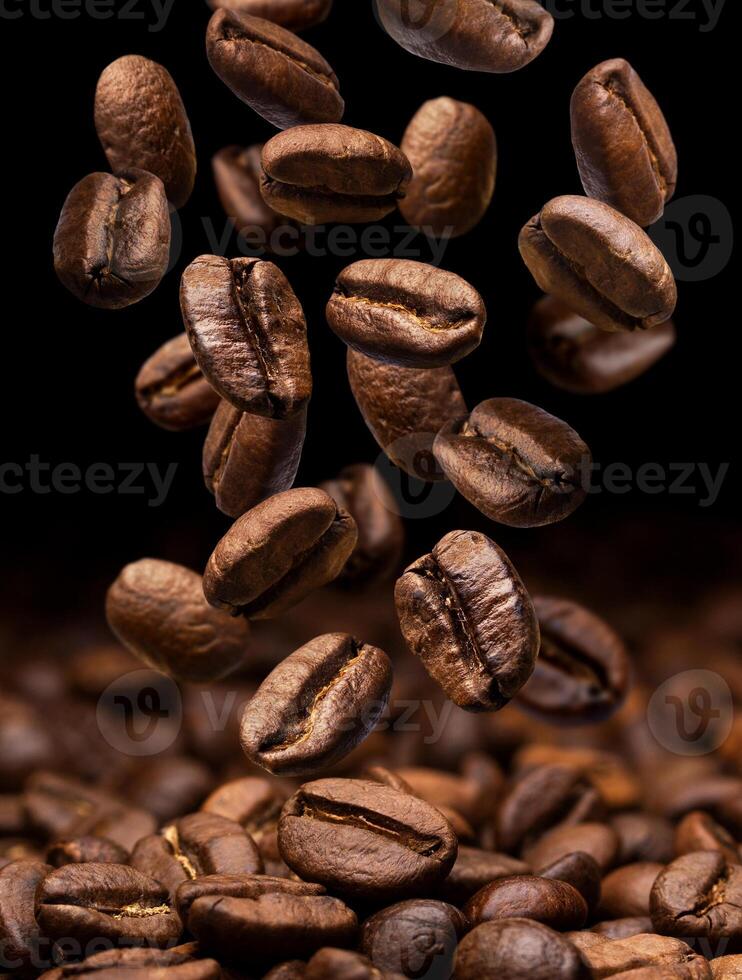 fallen Kaffee Bohnen. dunkel Hintergrund mit Kopieren Raum foto