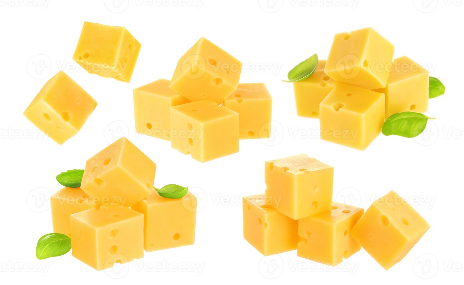 Stück von Käse isoliert auf Weiß Hintergrund. foto
